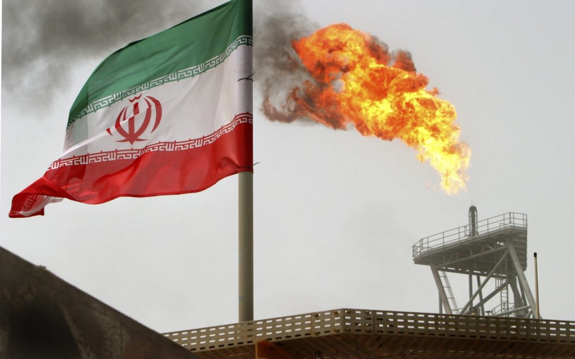 El petroleo iraní tiene un mayor coste de extracción por lo que la bajada del precio le afecta especialmente [ilmanifesto.info]
