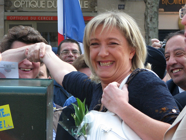 Marine Le Pen rodeada de seguidores. Shiny happy people. Flickr /  manu_le_manu