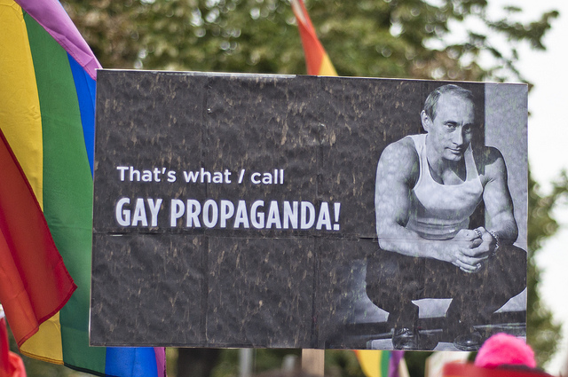 Manifestación en Rusia contra la adopción de ley anti-'propaganda' LGBT, 2013 [Foto: Marco Fieber vía Flickr]