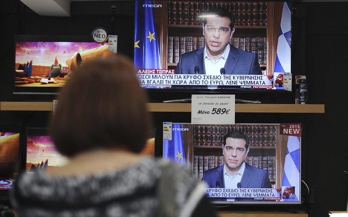 Una señora escucha el discurso de Alexis Tsipras en el que convocaba a votar a los ciudadanos griegos [Twitter]