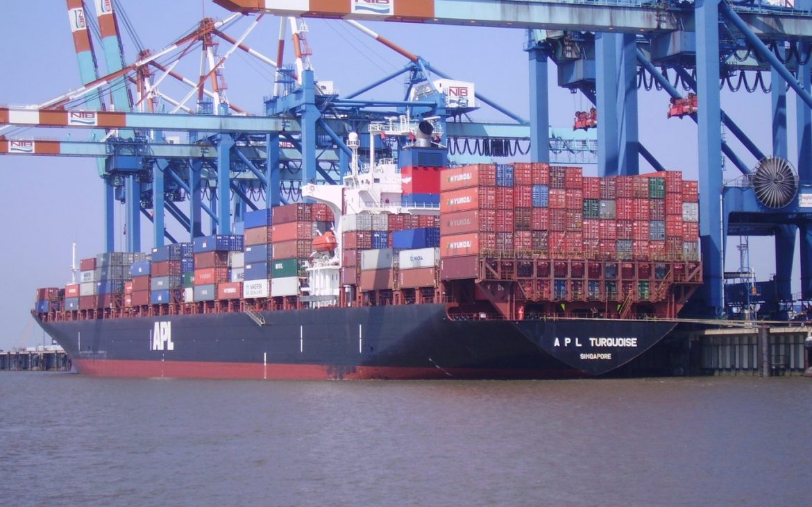 El buque portacontenedores "APL Turquoise" en Bremerhaven, Alemania [Wikipedia]