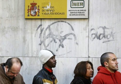 People queue outside a government job centre in Madrid November 6, 2008. The number of Spaniards out of work leapt to a 12-year high in October, marking the worst level in the euro zone, as financial market turmoil hit Spain's labour market harder than any other in the currency bloc. REUTERS/Susana Vera (SPAIN)