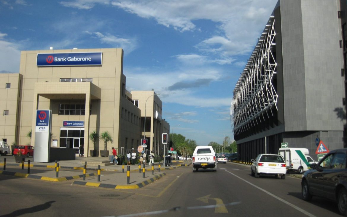 Céntrica calle de Gaborone, capital de Botswana. Fuente: Wikimedia.