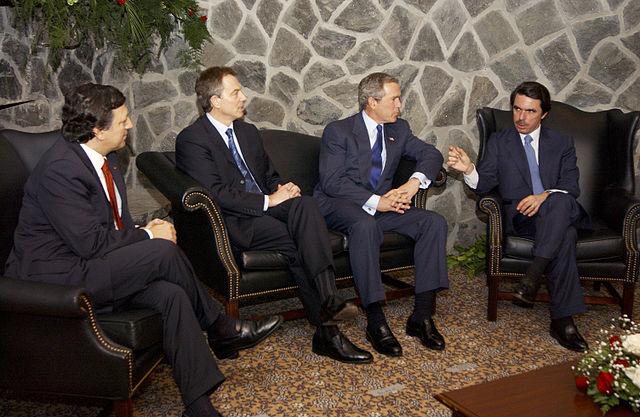 Tony Blair, representante del socioliberalismo del Partido Laborista al que se enfrenta Corbyn, reunido con Barroso, Bush y Aznar en la Cumbre de las Azores para la invasion de Irak [Foto: WikimediaCommons].