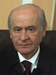 El candidato del Partido de Acción Nacionalista (MHP), Devlet BahçelI [Foto: Voice of America vía WikimediaCommons].