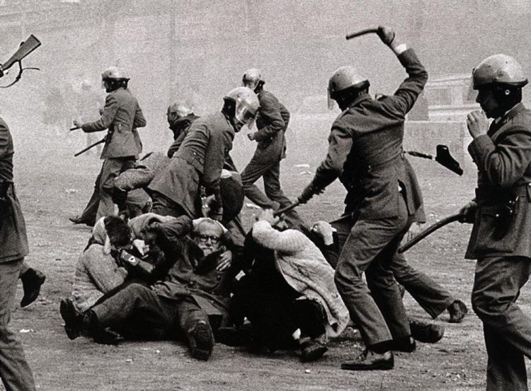 Represión de la policía franquista.