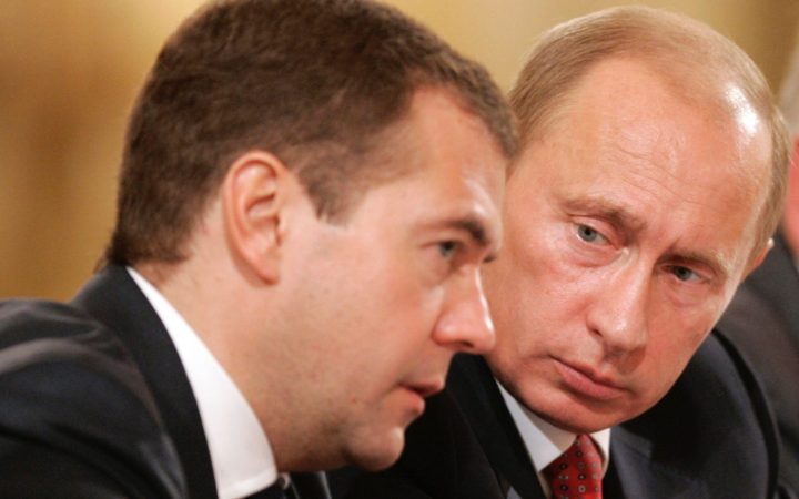 Fotografía 2 (izquierda): El presidente Vladimir Putin y el primer ministro Dmitri Medvédev [Foto: Russavia vía WikimediaCommons].
