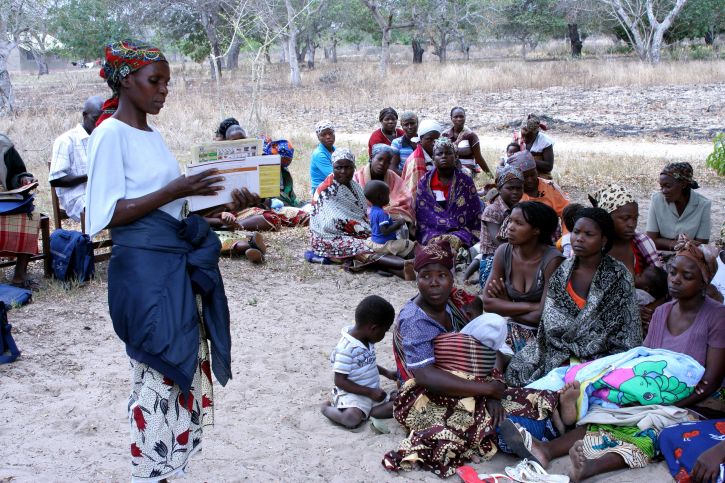 Trabajadora de la salud enseña a mujeres rurales a proteger su salud. Fuente: Public Domain Images.