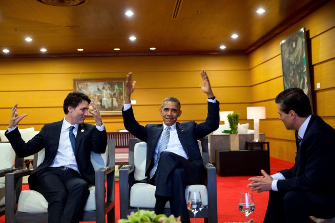 El presidente de EUA, Barack Obama, junto al primer ministro, Justin Trudeau, y el presidente de México, Enrique Peña Nieto [Foto: Pete Souza vía WikimediaCommons].