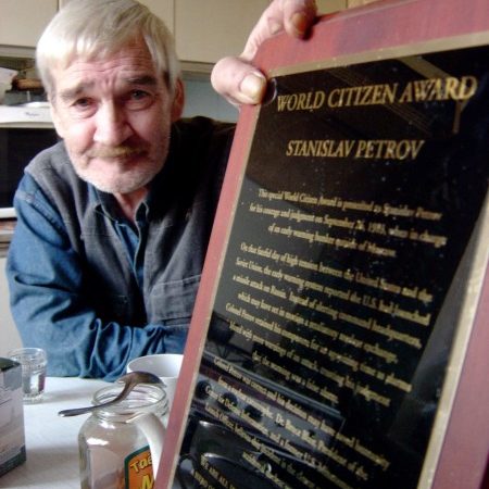 Stanislav Petrov muestra el Premio al Ciudadano del Mundo. Imagen: Wikipedia.