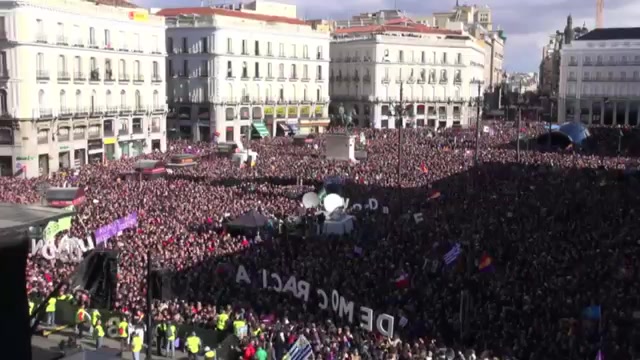 La Puerta del Sol, en Madrid, durante el acto de Podemos conocido como “La Marcha del Cambio” [Foto: Discasto vía WikimediaCommons].