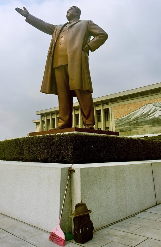 "Se supone que esto jamás tiene que ocurrir: un cepillo apoyado en la base de la estatua de Kim Il-sung en Mansudae, Pyongyang" Eric Lafforgue.