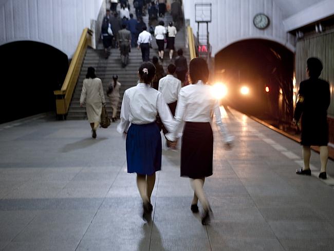 "El sistema de metro de Pyongyang es el más profundo del mundo, puesto que sirve a la vez como refugio antibombardeos. Alguien me vio tomando esta imagen y me pidió que la borrase porque salía el tunel" Eric Lafforgue.