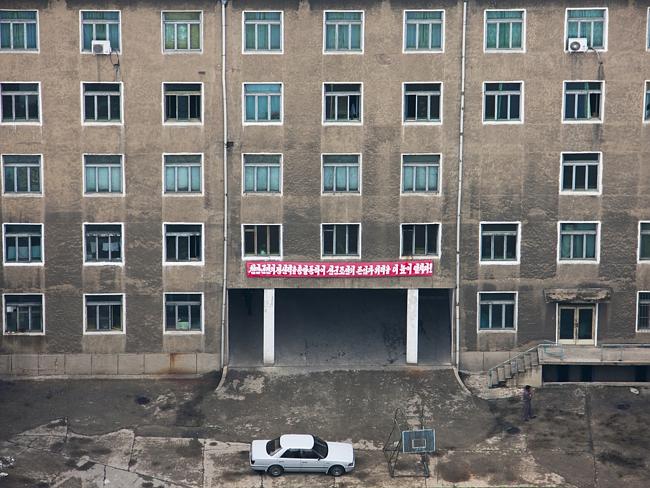 "Pyongyang es supuestamente el escaparate de Corea del Norte, por lo que los exteriores de los edificios son mantenidos cuidadosamente. Cuando se tiene una rara oportunidad de ver el interior, la sombría realidad se hace evidente" Eric Lafforgue.