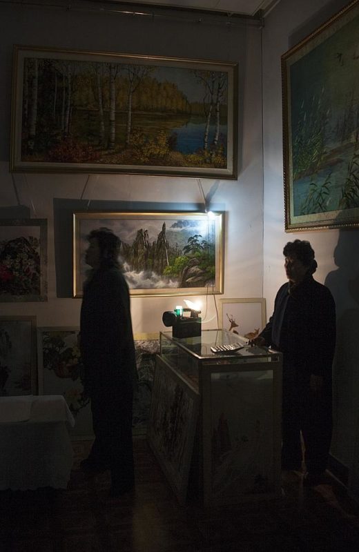 "En una galería de arte en Pyongyang, sufrimos un corte de electricidad, un evento diario que los coreanos odian mostrar. Cuando ocurre, te dicen que es por causa del embargo norteamericano" Eric Lafforgue.