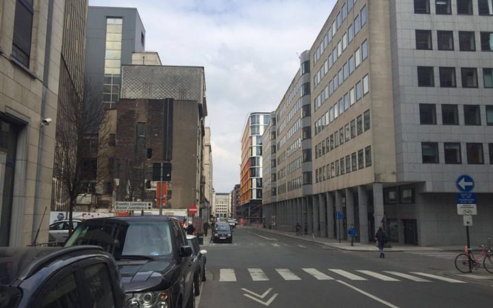 Cruce de la Rue de Trèves con la Rue Montoyer. Al fondo se aprecia el lugar de la explosión en Maelbeek.