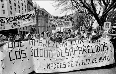 Las Madres de Plaza de Mayo en la segunda Marcha de la Resistencia, ocurrida entre el 9 y el 10 de diciembre de 1982. Vía Wikipedia.