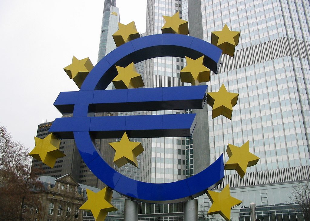 Imagen de la sede del Banco Central Europeo, símbolo de los poderes financieros que han secuestrado la democracia europea y que DiEM25 pretende combatir [Foto: Photo RNV.org vía Flickr].