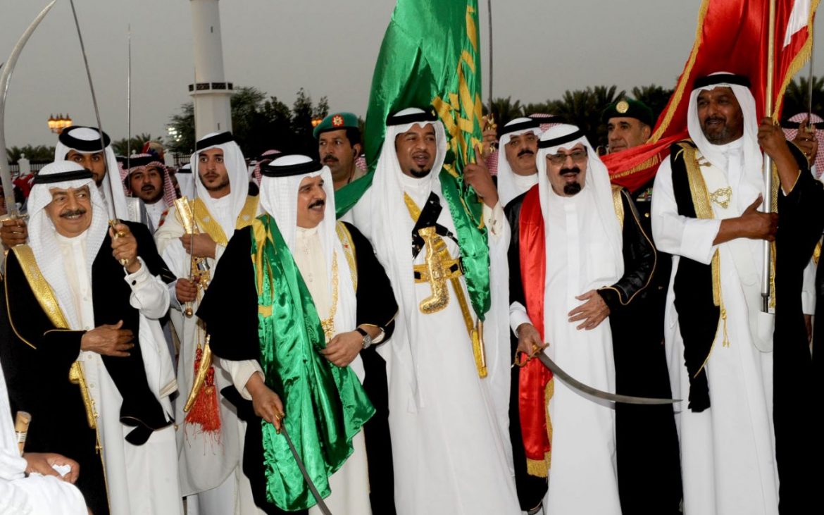 El antiguo líder del régimen saudí, el rey Salman, realizando la danza tradicional, Ardah, en una visita diplomática en Bahréin [Foto: Bahrein Ministry of Foreign Affair vía Flickr].