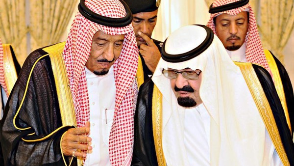 El difunto rey Abdullah de Arabia Saudí hablando con el entonces sucesor y actual líder del régimen, el rey Salman [Foto: Tribes of the World vía Flickr].