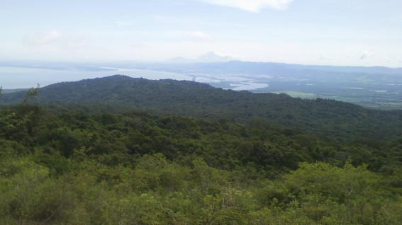Vista del Golfo de Fonseca desde el Volcán Cosigüina, en el extremo sur del golfo, en Nicaragua. Se ven al fondo las balsas de producción de camarón del Golfo en la parte hondureña. Imagen: ESF Galicia.