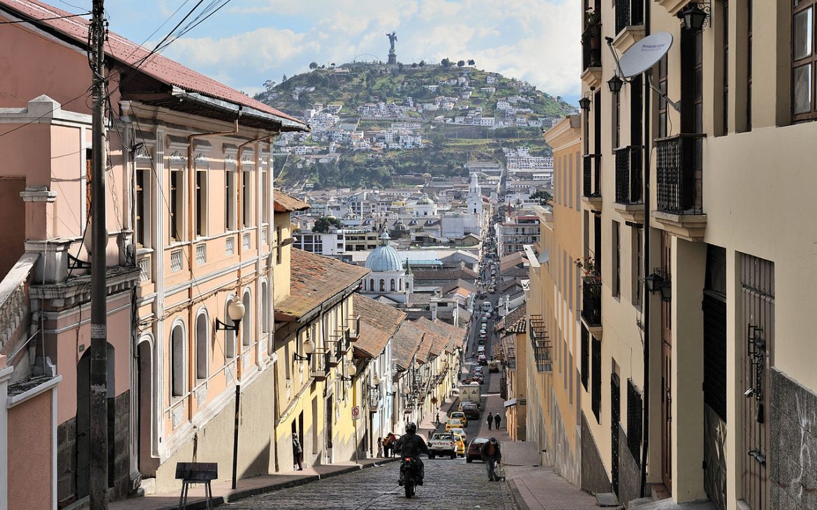 1280px-Quito_calle_García_Moreno