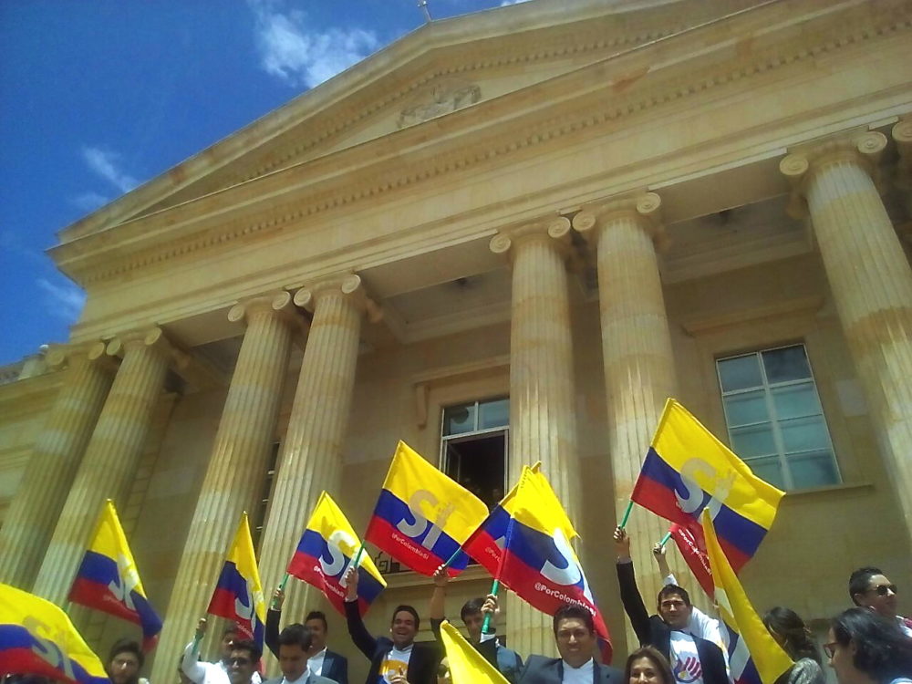 Un grupo de manifestantes a favor del Acuerdo de Paz ante la Casa de Nariño, el pasado 25 de agosto en Bogotá [Fotografía de Iris Aviñoa y Anna Martínez Codina].