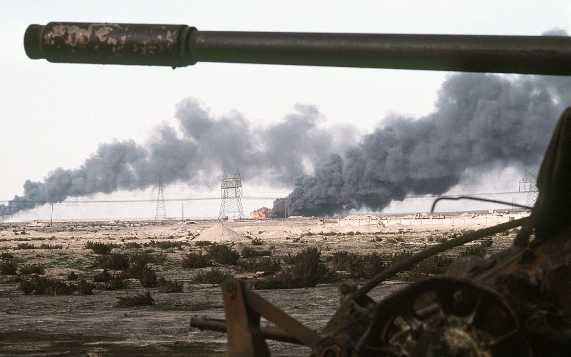 1280px-disabled_iraqi_t-54a_t-55_type_59_or_type_69_tank_and_burning_kuwaiti_oil_field