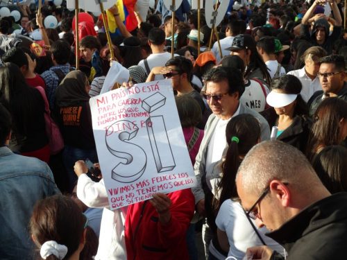 Imagen de la concentración para celebrar la Firma de los Acuerdos que se organizó en la Plaza Simón Bolívar de Bogotá [Foto realizada por Iris Aviñoa].