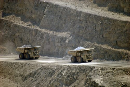 Maquinaria pesada trabajando en una mina abierta [Foto: Alfredo Valadez Rodríguez vía La Jornada].