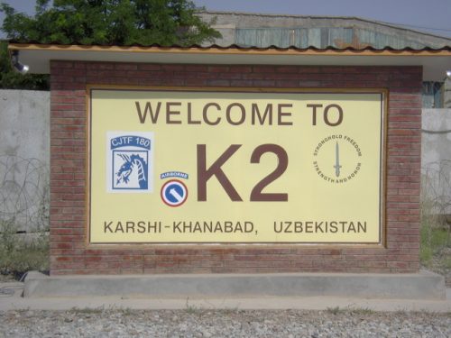 Imagen de la entrada a la base militar de Estados Unidos en Uzbekistán [Foto: 1st Sgt. Meyer vía WikimediaCommons].