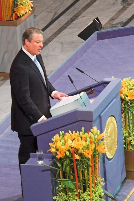 Al Gore recibe el Premio Nobel de la Paz, en el año 2007, por su lucha contra el cambio climático. Algo completamente inusual en los galardones [Foto vía Wikimedia Commons].