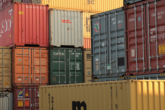 El transporte de contenedores como uno de los símbolos de la globalización [Foto: Woplu vía Flickr].