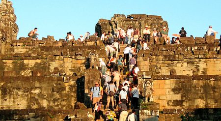 El "turismo masivo" ha sido objeto de denuncia en Cambodia. En la imagen turistas agolpados en los templos de Angkor. Foto: Ron Gluckman/gluckman.com
