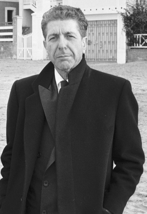 Leonard Cohen en Normandia, Francia, en enero de 1988 [Foto: Roland Godefroy vía WikimediaCommons].