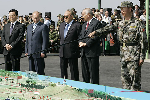 Los líderes de la OCS de 2007, Hu Jintao, Putin, Nazarbayev y Karimov en una "misión de paz" [Foto: kremlin.ru vía WikimediaCommons].