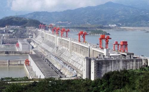 La Presa de las Tres Gargantas en el río Yangtze, China. Esta presa ejemplifica el potencial de la energía hidroeléctrica, clave para el modelo costarricense [Foto: Rehman vía WikimediaCommons].