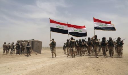 Fuerzas estadounidenses entrenando a soldados del ejército iraquí en las afueras de Baghdad, Irak [Foto vía The Washington Times].