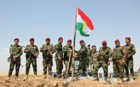 Fuerzas peshmerga posando después de la captura de la ciudad de Bashiqa, parte de la ofensiva sobre Mosul [Foto vía english.almanar.com].