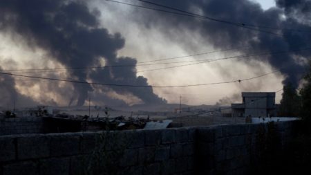 Quema de petróleo por parte del ISIS para entorpecer el ataque de las fuerzas que realizan la ofensiva [Foto vía cnn.com].