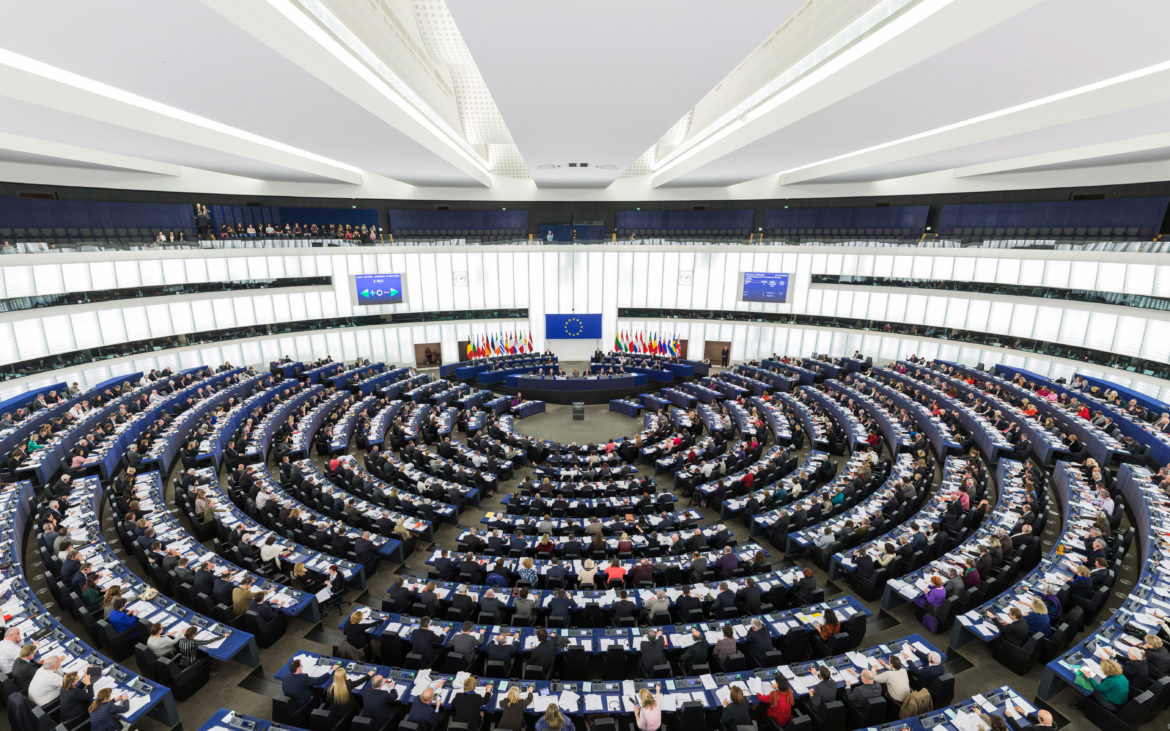 El hemiciclo del Parlamento Europeo en Estrasburgo, Francia [Foto: David Iliff vía WikimediaCommons].