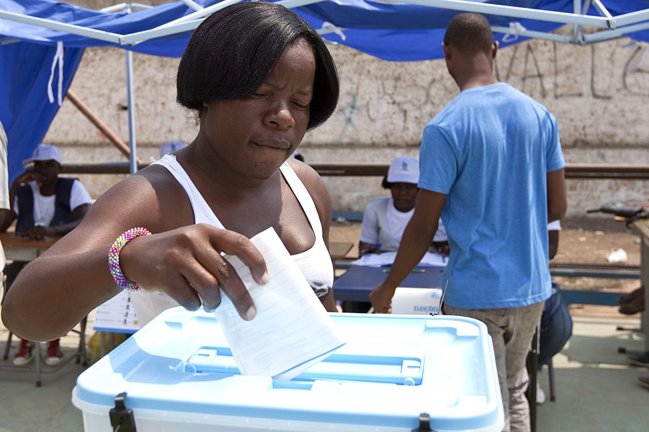 Mujer angoleña vota en un colegio electoral en Luanda,