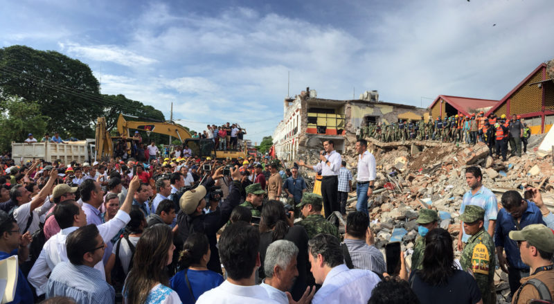 Enrique Peña Nieto junto a afectados