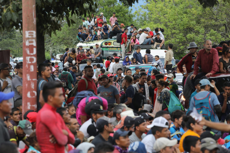 Migrantes hondureños cruzando hacia Guatemala, camino a Estados Unidos. Imagen: John Moore