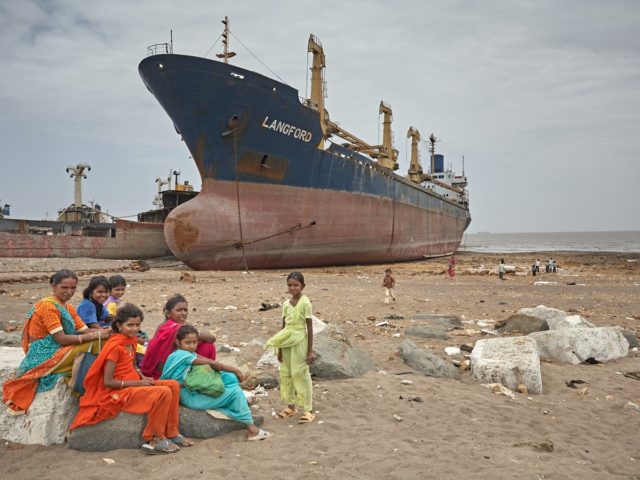 Un gran carguero esperando ser desmantelado en Alang, India. Salvacampillo / shutterstock